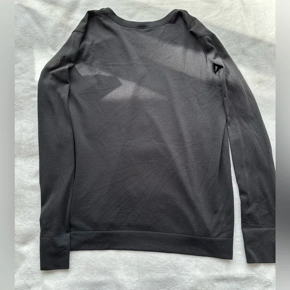 Lululemon Breeze long sleeve Lululemon across chest black 
No Size Tag - Picture 2 of 7